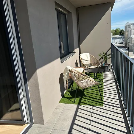 Modern 2-bedroom شقة Rovinka